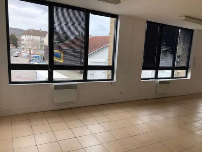 Plus de détails pour Local d’activités à vendre