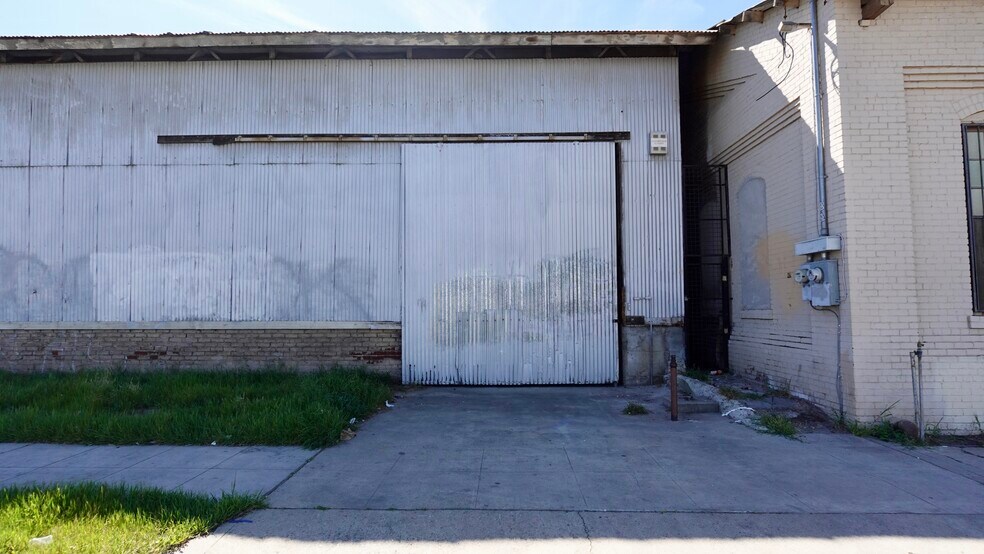 216 N E St, Madera, CA à vendre - Photo de l’immeuble – Image 3 sur 9