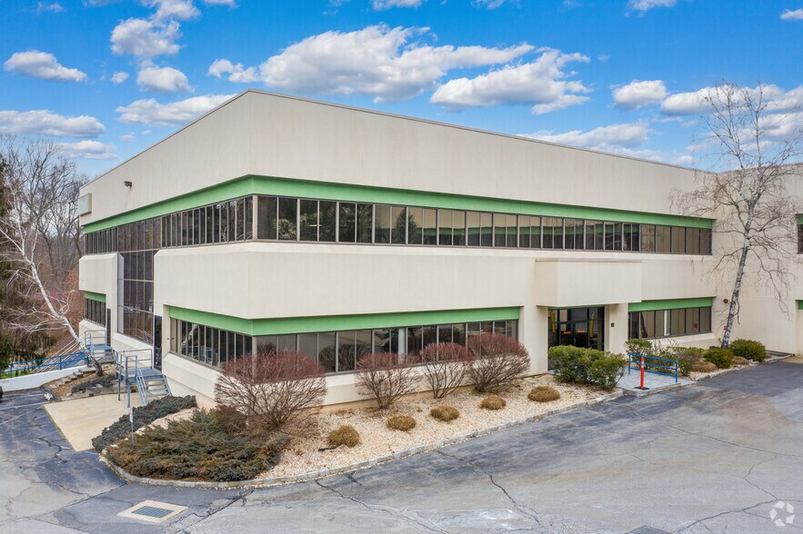 281 Fields Ln, Brewster Village, NY à louer - Photo de l’immeuble – Image 3 sur 8