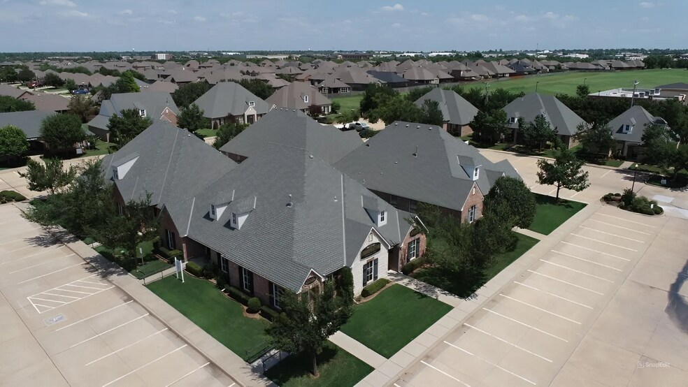 1961 W 33rd St, Edmond, OK à louer - Photo de l’immeuble – Image 1 sur 22