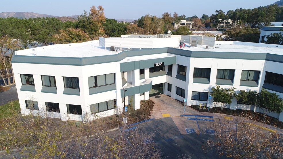 31365 Oak Crest Dr, Westlake Village, CA à louer - Photo de l’immeuble – Image 2 sur 16