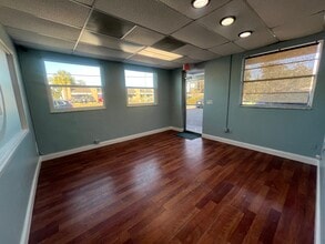 111 W Robertson St, Brandon, FL à louer Photo intérieure– Image 1 sur 12