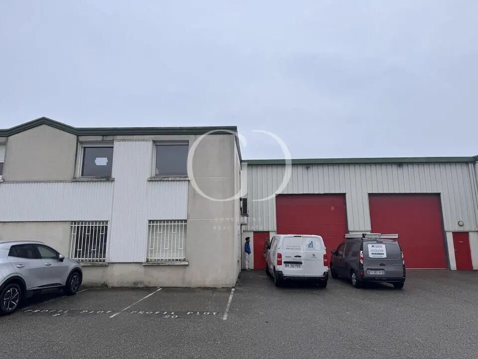 Local d’activités dans Chassieu à louer Photo de l’immeuble– Image 1 sur 5