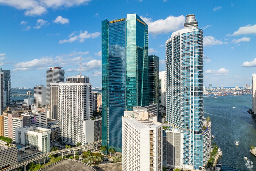 333 SE 2nd Ave, Miami, FL à louer - Photo de l’immeuble – Image 2 sur 12
