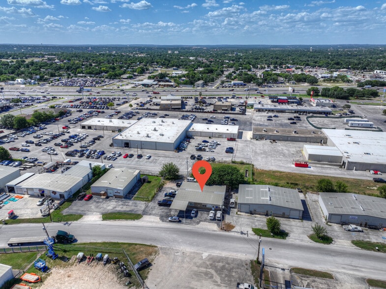 242 Trade Center Dr, New Braunfels, TX à vendre - Photo de l’immeuble – Image 3 sur 59