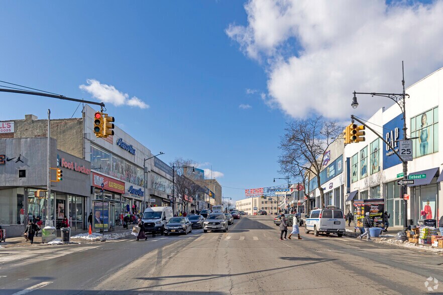 309-315 E Fordham Rd, Bronx, NY à louer - Photo de l’immeuble – Image 2 sur 4