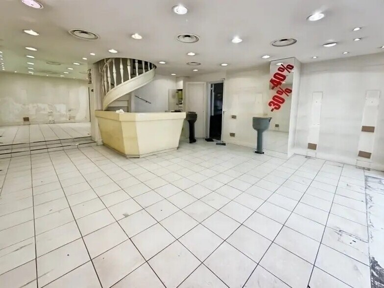 Local commercial dans Paris à louer - Photo de l’immeuble – Image 3 sur 7