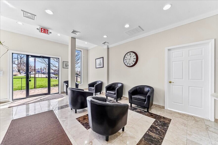 101 E Darby Rd, Havertown, PA à vendre - Photo de l’immeuble – Image 2 sur 16