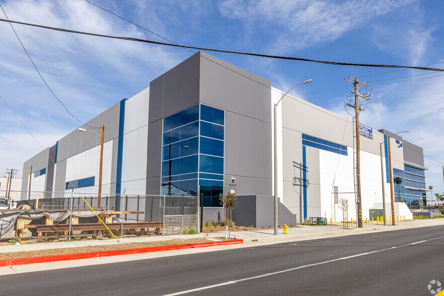 7421 E Slauson Ave, Commerce, CA à louer - Photo de l’immeuble – Image 2 sur 3