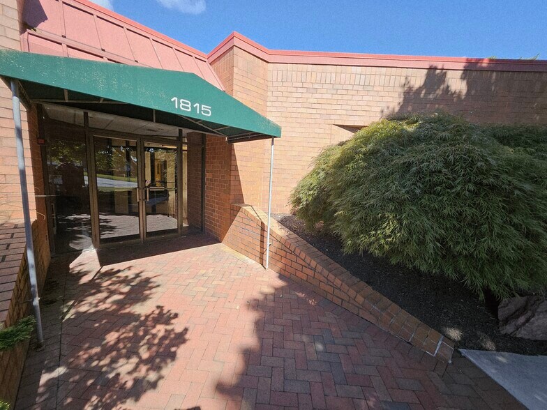 1815 Schadt Ave, Whitehall, PA à louer - Photo de l’immeuble – Image 2 sur 16