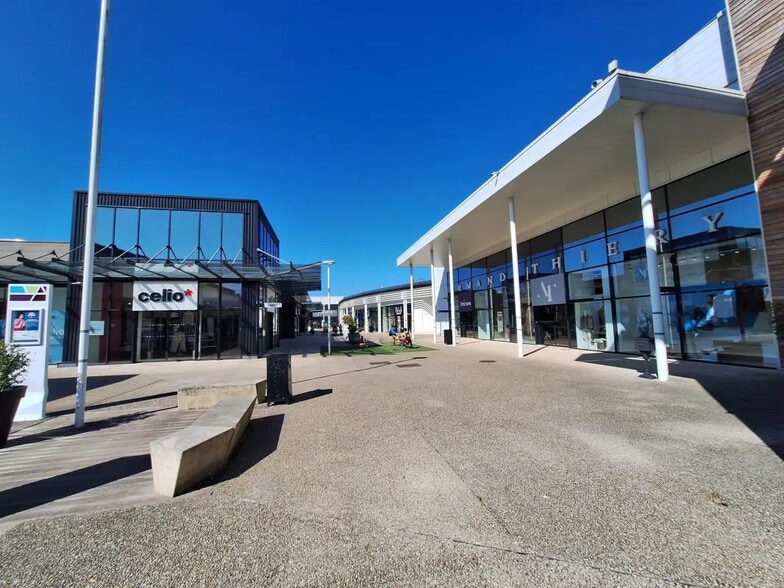 201 Rue Des Girondins, Saint-Maximin à louer - Photo de l’immeuble – Image 1 sur 12