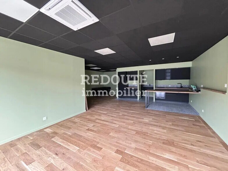 Bureau dans Cernay-lès-Reims à louer - Photo de l’immeuble – Image 3 sur 9