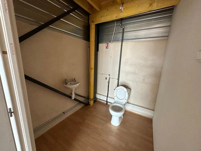 Local commercial dans Roquebrune-sur-Argens à louer - Photo de l’immeuble – Image 3 sur 4