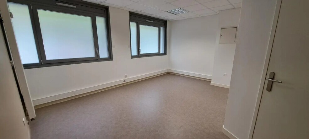 Bureau dans Saint-Rambert-en-Bugey à louer - Photo de l’immeuble – Image 2 sur 7