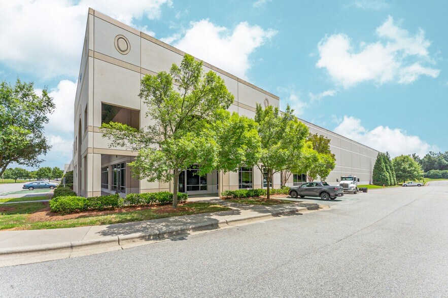 1150 Pleasant Ridge Rd, Greensboro, NC à louer - Photo de l’immeuble – Image 3 sur 4