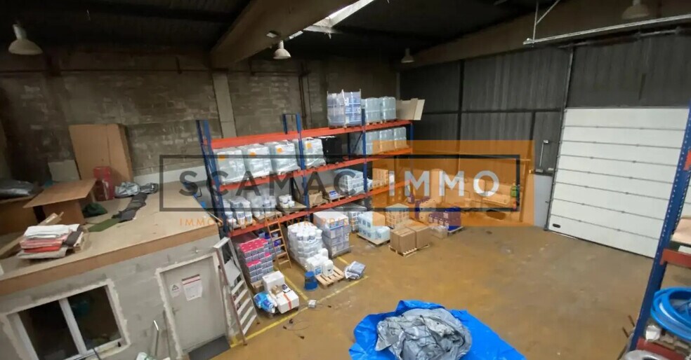 Local d'activités dans à vendre - Photo de l’immeuble – Image 2 sur 7