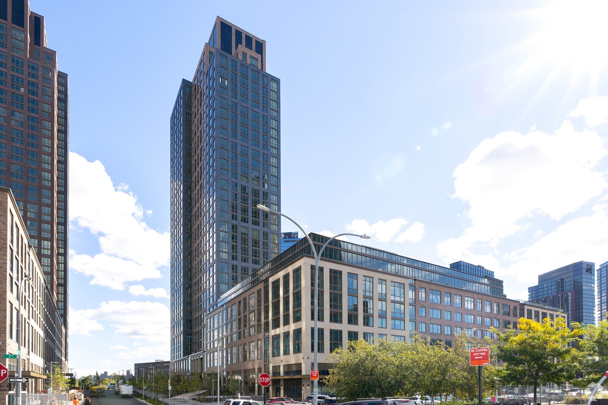 2-20 Malt Dr, Long Island City, NY à louer Photo de l’immeuble– Image 1 sur 14