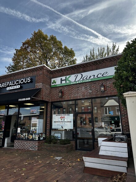 182 Maple Ave, Rockville Centre, NY à vendre - Photo de l’immeuble – Image 2 sur 5