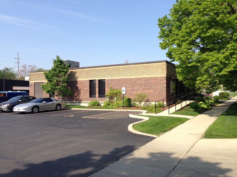 633 Rogers St, Downers Grove, IL à louer - Photo de l’immeuble – Image 2 sur 6
