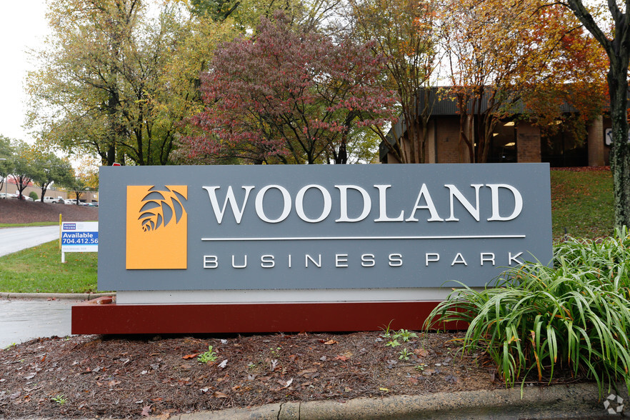 3401 Woodpark Blvd, Charlotte, NC à louer - Photo de l’immeuble – Image 3 sur 7