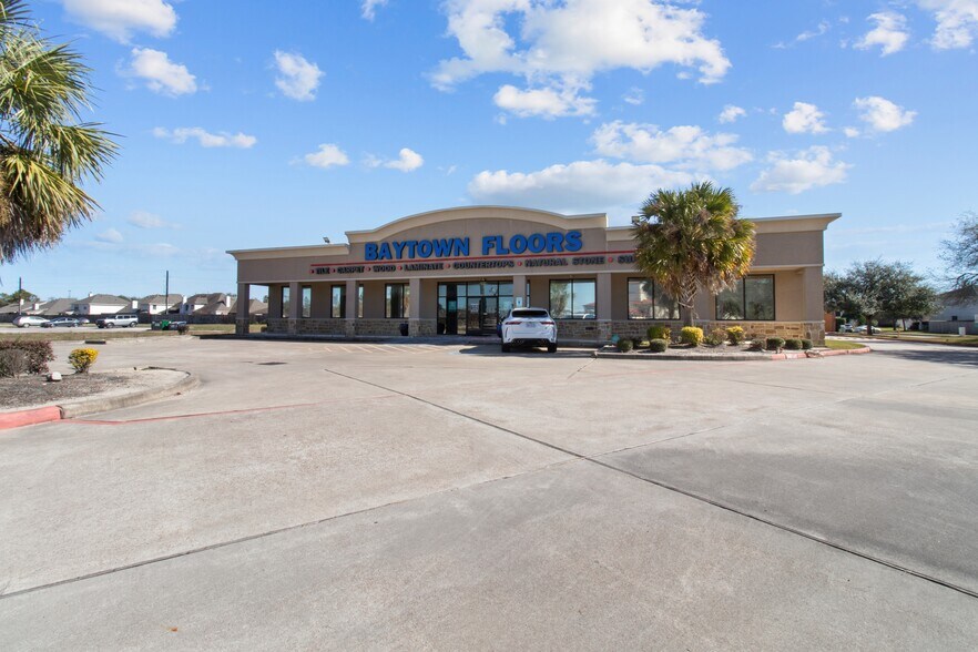 7910 N Hwy 146, Baytown, TX à louer - Photo de l’immeuble – Image 3 sur 20
