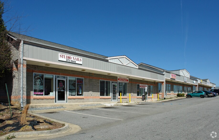 2101 E Market St, Greensboro, NC à louer - Photo principale – Image 1 sur 1
