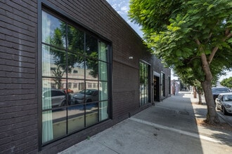 4216 W Jefferson Blvd, Los Angeles, CA à louer Photo intérieure– Image 2 sur 59