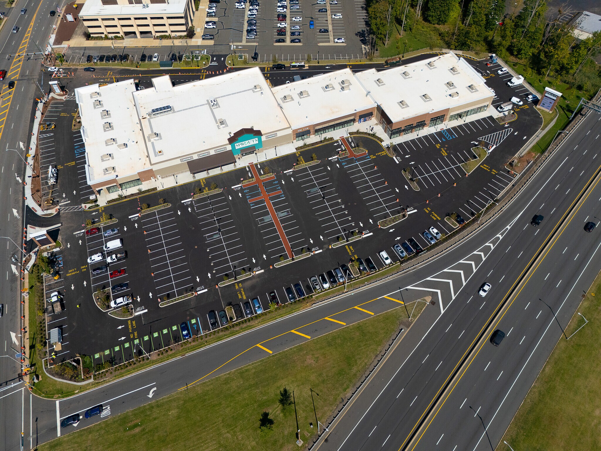 1000 Saint Georges Ave, Avenel, NJ à louer Photo de l’immeuble– Image 1 sur 26