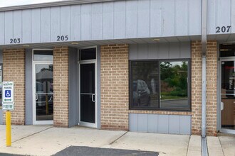 27W181-27W239 Geneva Rd, Winfield, IL à louer Photo intérieure– Image 1 sur 4