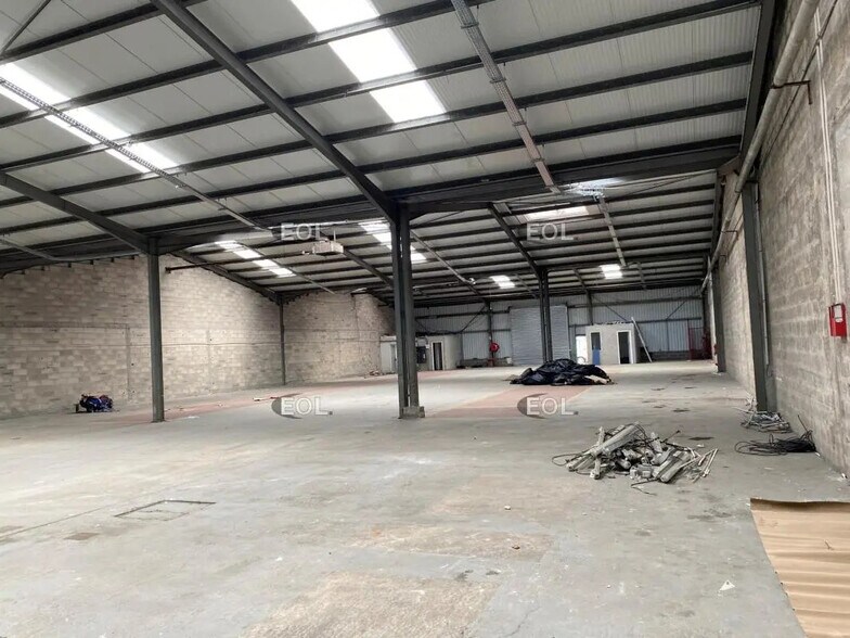 Local d’activités dans Servon à louer - Photo de l’immeuble – Image 3 sur 5