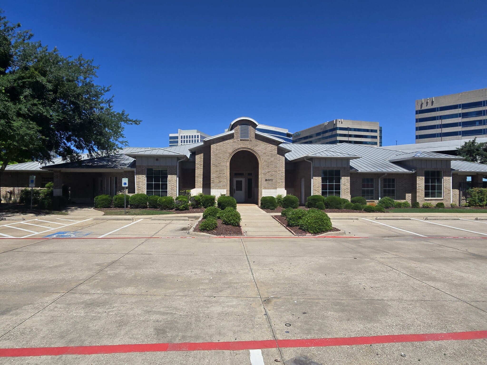 8001 Parkwood Blvd, Plano, TX à louer Photo principale– Image 1 sur 3