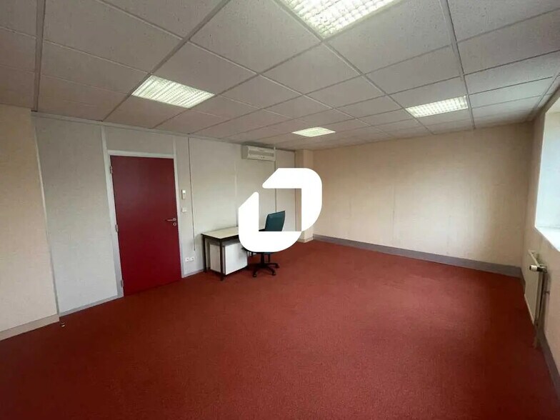 Bureau dans Villejust à louer - Photo de l’immeuble – Image 3 sur 9