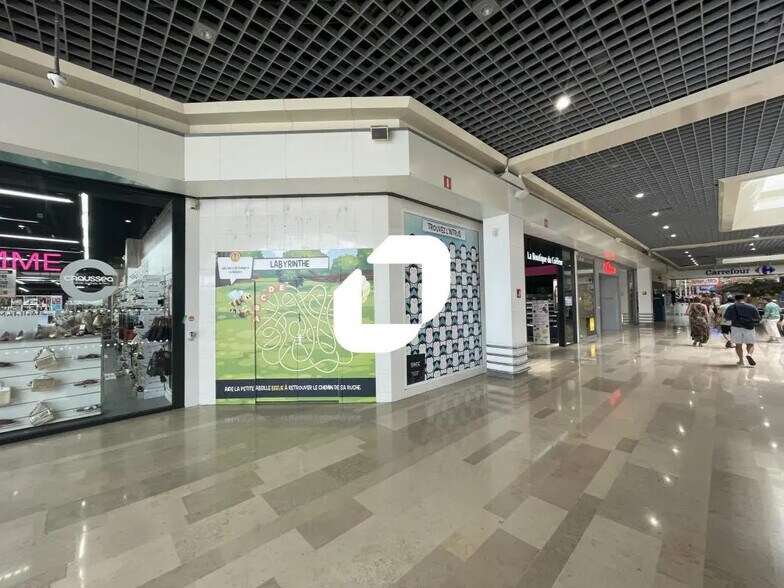 Local commercial dans Châlons-en-Champagne à louer - Photo de l’immeuble – Image 1 sur 3