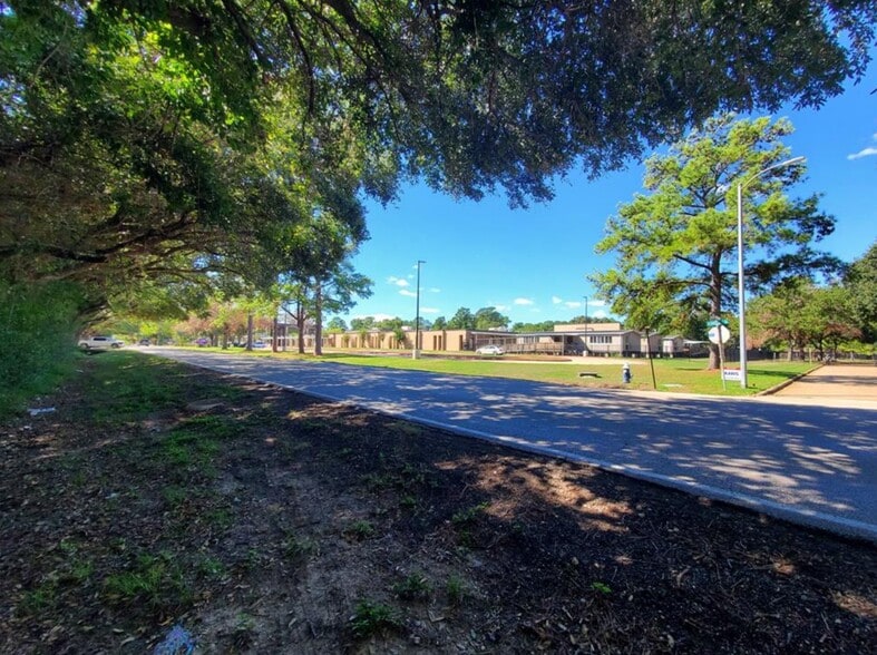 4.9 Acres Schroeder, Houston, TX à vendre - Photo de l’immeuble – Image 3 sur 11