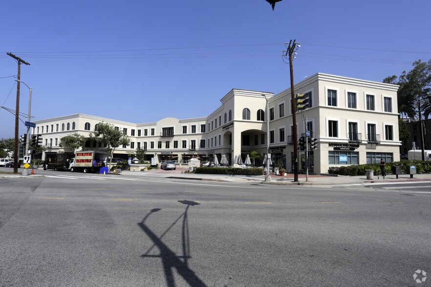 11911 San Vicente Blvd, Los Angeles, CA à louer - Photo principale – Image 2 sur 31