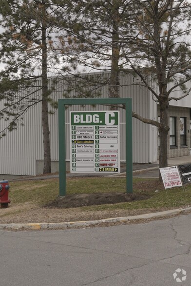 2285 St Laurent Blvd, Ottawa, ON à louer - Photo de l’immeuble – Image 2 sur 3