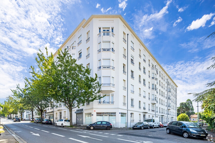 Immeuble residentiel dans Lyon à vendre - Photo de l’immeuble – Image 2 sur 4