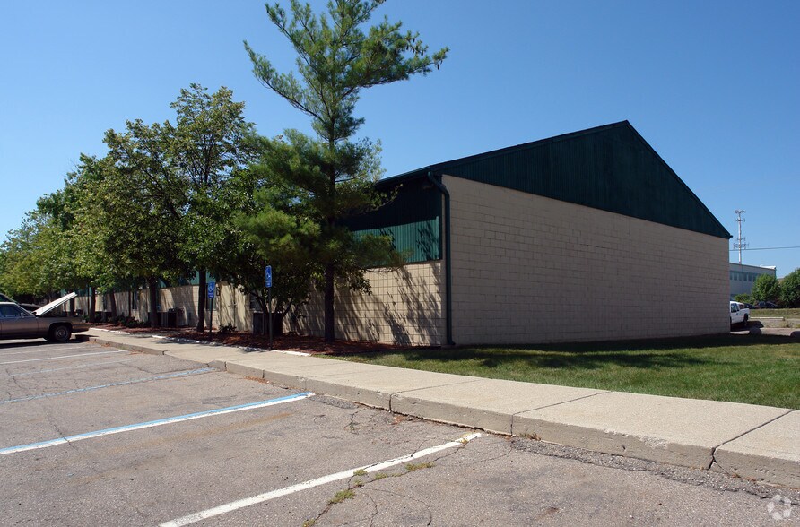 1042 Benstein Rd, Walled Lake, MI à louer - Photo principale – Image 1 sur 5