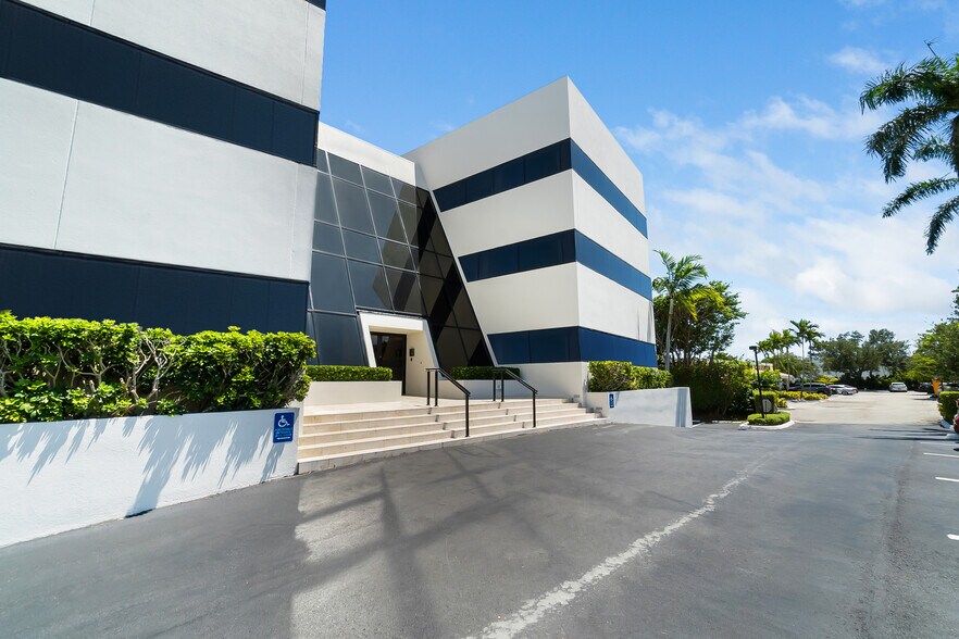 8000 N Federal Hwy, Boca Raton, FL à vendre - Photo de l’immeuble – Image 2 sur 13