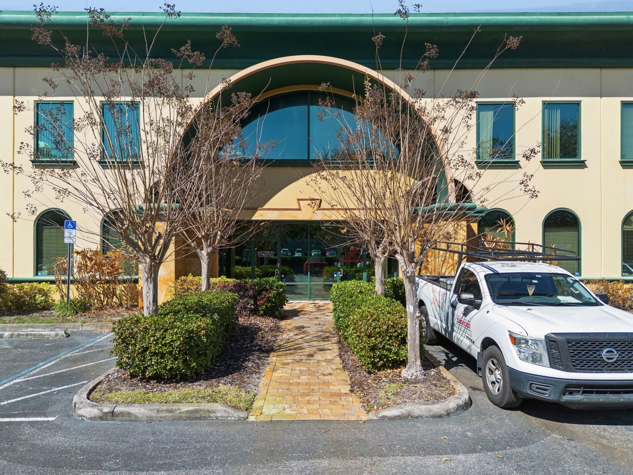 Kingspointe Pky Flex Space portefeuille de 2 biens à vendre sur LoopNet.fr Photo principale– Image 1 sur 36