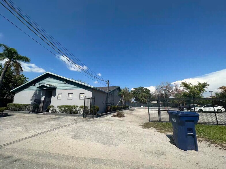 5015 N Clark Ave, Tampa, FL à louer - Photo de l’immeuble – Image 2 sur 5