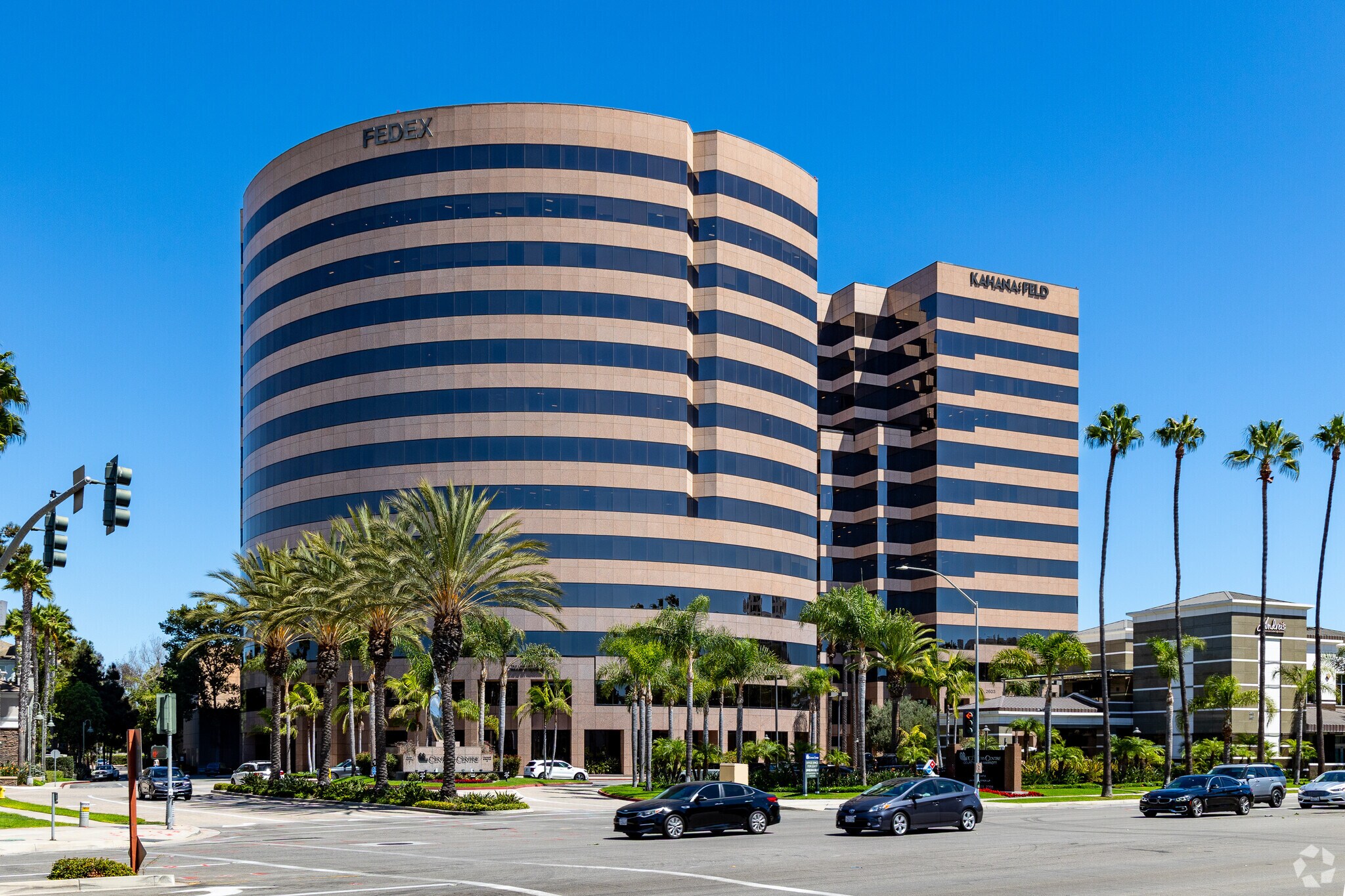 2601 Main St, Irvine, CA à louer Photo principale– Image 1 sur 7