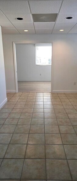 1854 Trade Center Way, Naples, FL à louer - Photo intérieure – Image 3 sur 11