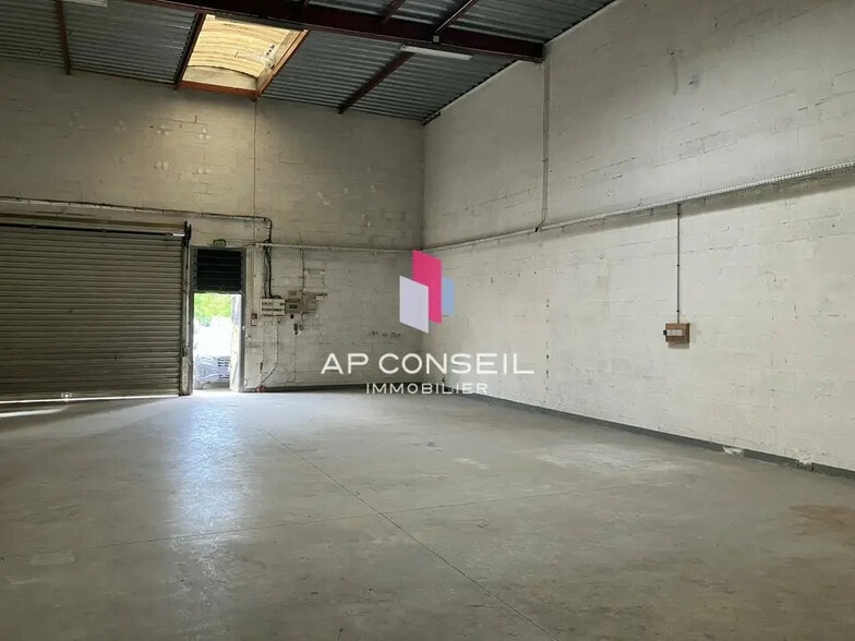 Local d’activités dans Buc à louer - Photo de l’immeuble – Image 3 sur 5