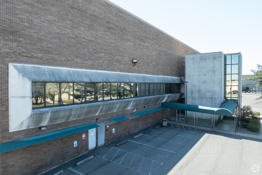 70 Enterprise Ave, Secaucus, NJ à louer - Photo de l’immeuble – Image 2 sur 5