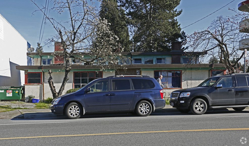 7774 Edmonds St, Burnaby, BC à vendre - Photo de l’immeuble – Image 2 sur 6