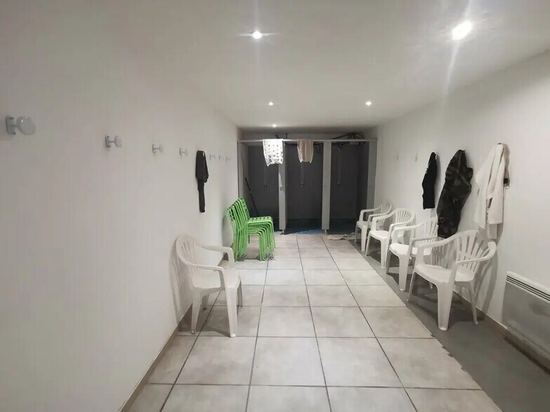 Local d'activités dans Nîmes à vendre - Photo de l’immeuble – Image 3 sur 4
