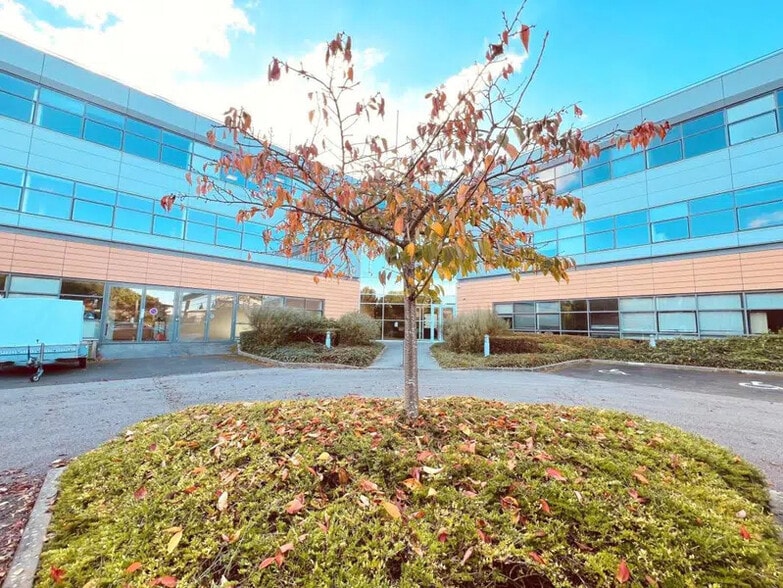 1 Bis Avenue Jean D'Alembert, Élancourt à louer - Photo de l’immeuble – Image 1 sur 17