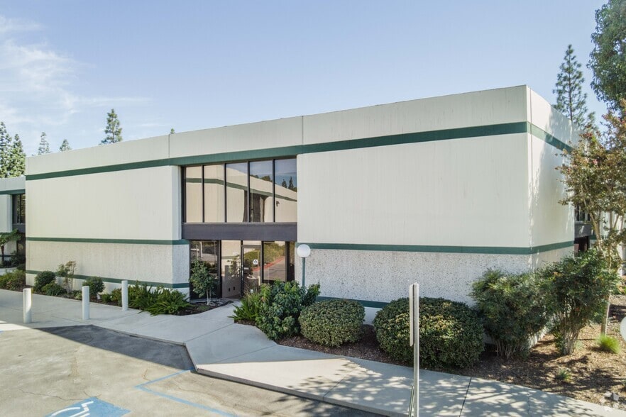 9305-9321 Eton Ave, Chatsworth, CA à vendre - Photo principale – Image 1 sur 4