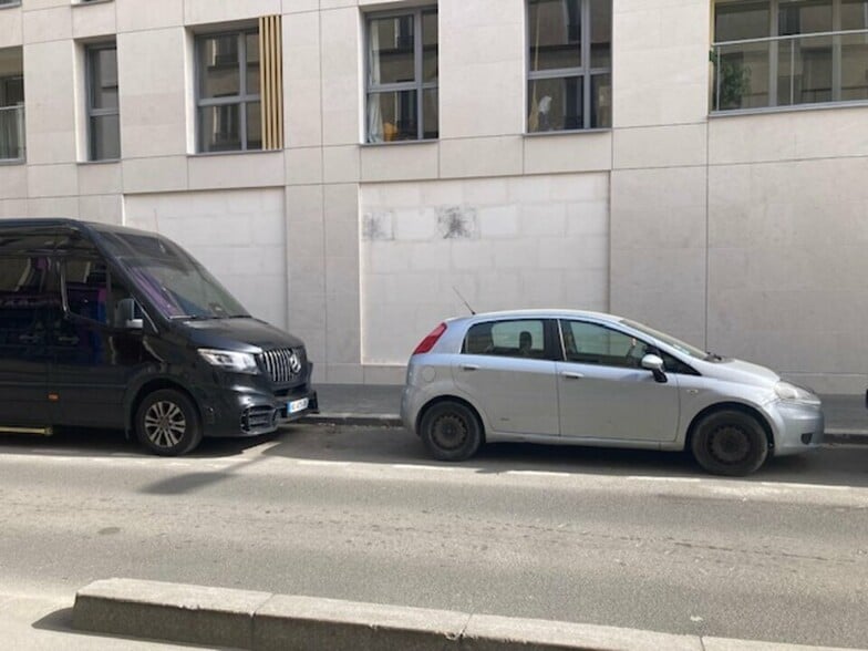 Local commercial dans Aubervilliers à louer - Photo de l’immeuble – Image 2 sur 10